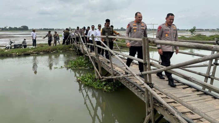 Satuan Brimob Polda Metro Mengawai dan Kawal Pembangunan Jembatan di Pebayuran Bekasi